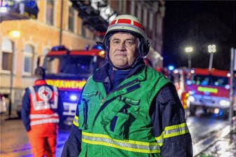 Nach 52 Reichenbacher Feuerwehr-Jahren: Vize-Kreisbrandmeister übergibt sein Amt - Der dienstälteste Vize-Kreisbrandmeister hört auf. Hans-Rudolf Spitzner bei einem seiner letzten Einsätze am zweiten Feiertag.