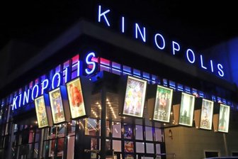 Nach 54 Tagen Zwangspause: Licht an im Freiberger Kinopolis - Bei Abend- und Nachtdämmerung ist es weithin zu sehen: Im Kinopolis Freiberg sind nach der erneuten Corona-Schließzeit wieder Besucher willkommen.