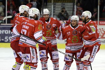 Nach 6:1-Gala gegen den Meister: Eispiraten Crimmitschau bejubeln Fünf-Punkte-Wochenende - Torjubel bei den Eispiraten nach dem 2:0 von Thomas Reichel.