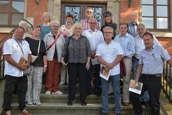 Nach 60 Jahren: Diamant-Abiturienten der ehemaligen Erweiterten Oberschule treffen sich in Oelsnitz - Schüler und Schülerinnen, die 1963 in der Erweiterten Oberschule Oelsnitz das Abitur abgelegt hatten, trafen sich am Donnerstag - das Foto zeigt sie auf der Treppe, die zum Pausenhof führt - und tauschten Erinnerungen aus.