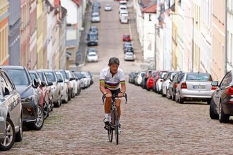 Nach 60 Jahren: Friedensfahrer bezwingt erneut die Steile Wand - Der Anstieg verlangt dem Luxemburger nicht so viel ab wie erwartet. "Ich hatte sie schwerer in Erinnerung", sagt Claude Eiffener danach.