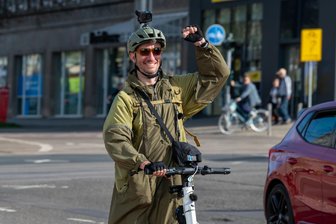 Nach 600 Kilometern auf dem E-Roller: Wie ein Chemnitzer Junge Jan Böhmermann mit Dönermann begrüßte - Jan Böhmermann hat seine Deutschlandreise auf dem E-Roller in Chemnitz beendet.