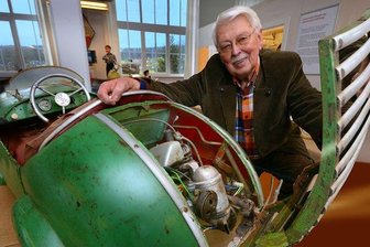 Nach 61 Jahren sein Auto wiedergefunden - Der Zwickauer Lothar Kahle schaut sich in Gelenau den nachgerüsteten Motor in seinem 1954 gebauten Auto an.
