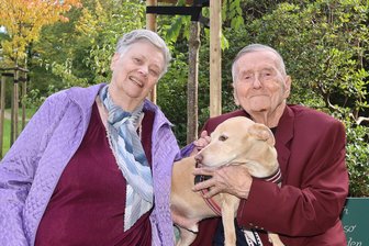 Nach 70 Jahren: Ehepaar erhält Liebesbaum im Planitzer Schlosspark - Helga und Karlheinz Schürer sowie Hund Mäx vor ihrem Amur-Korkbaum und auf ihrer Liebesbank im Schlosspark. Beides war ein Geschenk ihrer Enkel und Urenkel zur Gnadenhochzeit.