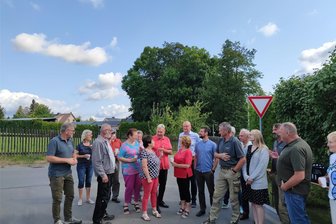 Nach 70 Jahren: Neues Trinkwassernetz in Theuma - Die Einweihung hat im Kreis der Anwohner und beteiligten Unternehmen stattgefunden.