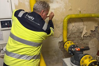 Nach 76 Stunden wieder Gas und Wärme im Plauener Westend: „Ich habe selten so einen emotionalen Moment erlebt“ - Emotionaler Moment: Nach 76 Stunden ohne Wärme und Warmwasser im Westend wird der Gashahn durch einen beauftragten Mitarbeiter wieder aufgedreht.