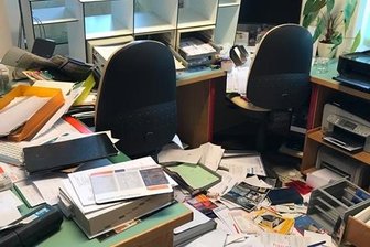 Nach 80 Einbrüchen: Serientäter stellt sich - Das Büro der Tischlerei in Ellefeld nach dem Einbruch im April. 