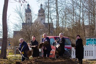Nach 9 Jahren Hickhack: Caravan-Platz entsteht - Endlich geht's los: Stadtrat Bernd Stubenrauch (links) und OB Steffen Zenner (Mitte) waren die Hauptakteure beim Baustart-Termin.