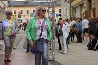 Nach Abbruch der Annaberger Modenacht: Polizei widerspricht Falschinformationen - Nach einer Auseinandersetzung haben die Veranstalter entschieden, die Annaberger Modenacht vorzeitig abzubrechen.