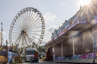 Nach Abbruch der Annaberger Modenacht: Wie sicher ist die Kät? - Der Aufbau auf dem Kätplatz ist weitestgehend abgeschlossen. Ab Freitag kehrt der Trubel in die Kreisstadt zurück.