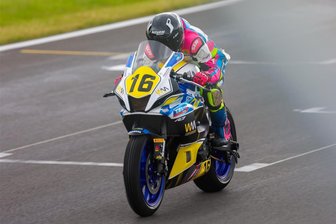Nach Abflug auf Rang 7: Lucy Michel aus Schwarzbach erzielt bisher beste Platzierung in einem Motorrad-WM-Rennen - Lucy Michel rast in England zu ihrer bisher besten WM-Platzierung.