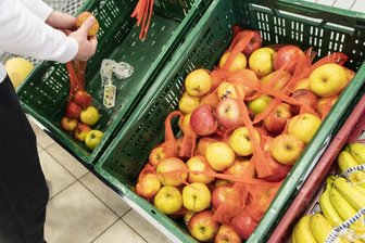 Nach abgesagtem Bombeneinsatz: Polizei spendet Verpflegung an Tafel - 