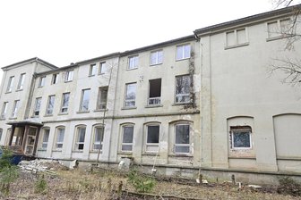 Nach Ablehnung: Klingenthaler Stadtrat beschäftigt sich erneut mit Bauplänen für einstige Schule - Die ehemalige Schule in Klingenthal-Brunndöbra ist seit vielen Jahren geschlossen.