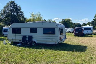 Nach Abreise von Sinti und Roma aus Zwickau: Stadt lässt Grünanlagen reinigen - So sah das Camp der Sinti und Roma in Eckersbach aus. Etwa 20 Wohnwagen standen in einem Kreis.