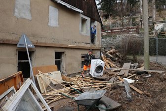 Nach Abriss eines Messi-Hauses im Erzgebirge: Jetzt wird abgerechnet - Es war ein hartes Stück Arbeit, das Entkernen und der Abriss dieses Hauses in Markersbach.