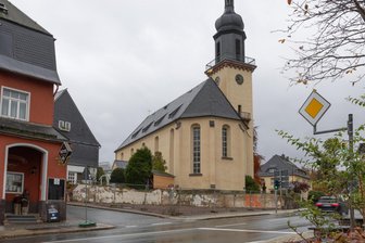 Nach Abriss eines Schandflecks im Erzgebirge: Was aus dem Grundstück wird - Das Grundstück vor der Kirche ist nicht groß, aufgrund seiner Lage aber stadtbildprägend.