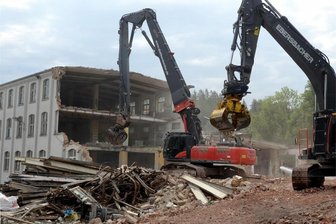 Nach Abrissarbeiten in Falkenstein: Hammerbrücker Straße wieder befahrbar - Inzwischen nur noch ein Haufen Schutt: Die Ruine der Nabento-Industriebrache in Falkenstein.