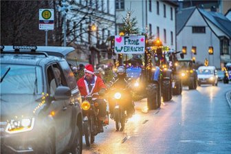 Nach Absage: In Schönheide gibt es statt Lichterfahrt jetzt einen Lichtermarkt - Die Lichterfahrt führte vergangenes Jahr durch Schönheides Ortszentrum.