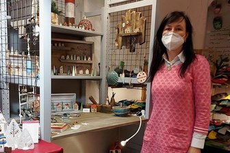 Nach Absage: Weihnachtsmarkthändler in Chemnitz ziehen in leeres Geschäft - Romy Hobler verkauft im Rosenhof Holzfiguren aus der Werkstatt ihres Mannes und Produkte von sieben weiteren Kunsthandwerkern.