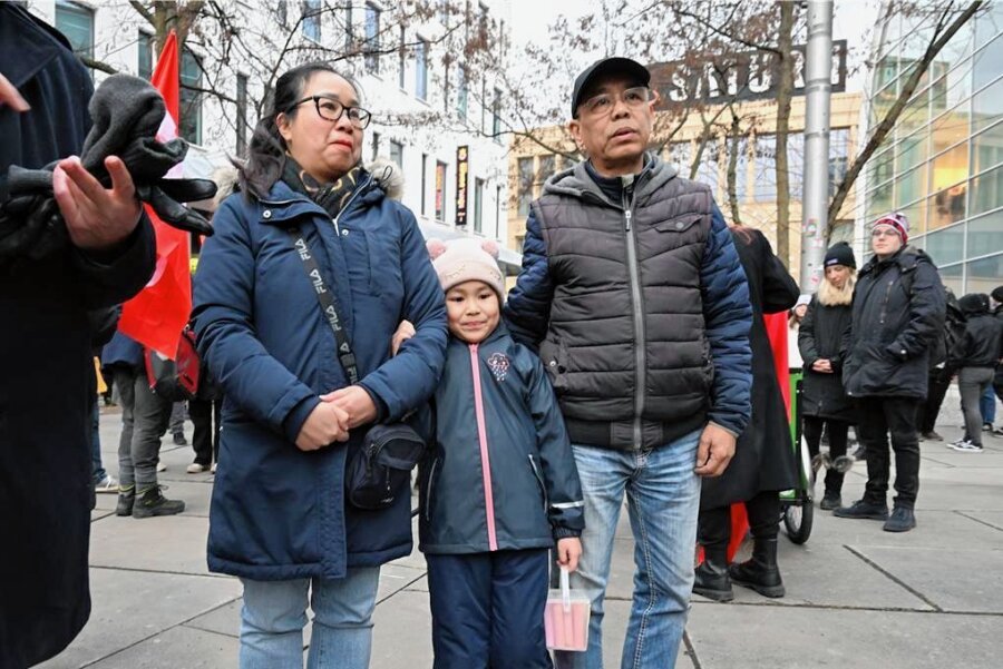 Nach Abschiebestopp für Familie Pham/Nguyen: "Fangen wieder bei Null an" - Hoa Nguyen, Emilia Nguyen und Pham Phi Son (von links) bei einer Solidaritätskundgebung für sie vor der Ausländerbehörde am vergangenen Freitag. Die Behörden schieben sie vorerst nicht ab, erwarten nun aber Integrationsnachweise. 