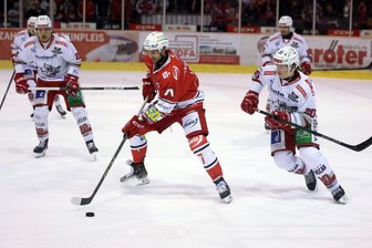 Nach Abschied von den Eispiraten Crimmitschau: Tobias Lindberg spricht über Zeitpunkt der Entscheidung und Operation kurz vor den Play-downs - Tobias Lindberg (Mitte) wird künftig nicht mehr für die Eispiraten auf Torejagd in der DEL 2 gehen.