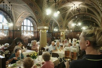 Nach Abschluss der Bauarbeiten: In Rathaus-Keller soll wieder ein Lokal einziehen - Weinstube im Ratskeller: Das Restaurant im Untergeschoss des Rathauses muss schließen, weil Bauarbeiten anstehen.