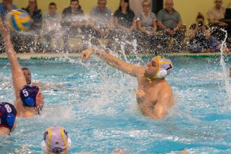 Nach Abschluss der Hauptrunde: Starker dritter Platz für Plauener Wasserballer - Plauen Tamas Korpasci wirft aufs Düsseldorfer Tor.