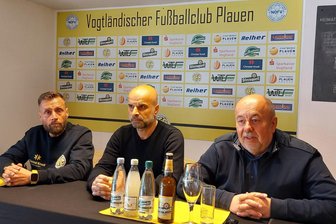 Nach Abstieg aus der Regionalliga: VFC Plauen klärt Trainerfrage - Sedat Gören (Mitte) bei der Pressekonferenz mit VFC-Präsident Thomas Fritzlar (links) und Aufsichtsratschef Gunter Reiher (rechts).