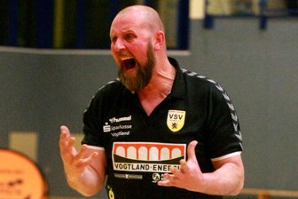 Nach Abstieg in die Volleyball-Regionalliga: VSV Oelsnitz verliert zum Saisonstart - VSV-Trainer Alex Krug hatte am Samstag nicht viel zu lachen.