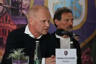 Nach Absturz in die Regionalliga: Hitziger Fan-Abend beim FC Erzgebirge Aue - Vereinspräsident Thomas Schlesinger (l.), hier neben Sportvorstand Jens Haustein, eröffnete den Info-Abend.