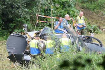 Nach Absturz von Bundeswehr-Hubschrauber: Kampfjet hilft bei Suche nach Vermisstem - Das Wrack der Hubschrauberkabine am Dienstagmorgen.