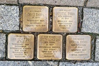 Nach acht Jahren im Auer Rathausschrank: Stolperstein kommt doch ins Pflaster - Fünf Steine wurden vor acht Jahren für mehrere Familienmitglieder verlegt. Ein weiterer Stein wurde im letzten Moment zurückgehalten. 
