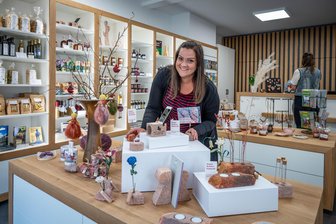 Nach acht Jahren: Rochlitzer Tourist-Info zeigt sich neu und größer denn je - Mehr Fläche zum Präsentieren: Die Tourist-Info in Rochlitz mit Mitarbeiterin Sylvie Uhlmann.