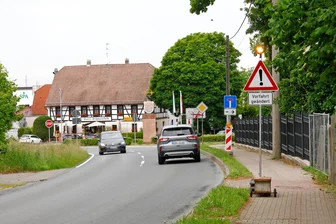 Nach Änderung der Vorfahrtsregelung: Erster Unfall an Kreuzung vor dem Hotel Schwanefeld in Meerane - An der Kreuzung in Meerane ist bereits die Vorfahrtsregelung geändert.