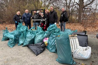 Nach Ärger um Alkoholkonsum im Plauener Stadtzentrum: Plauens Bürgermeister verabredet sich mit Trinkergruppe zum Arbeitseinsatz - Jugendliche von der Bahnhofstraße waren mit Bürgermeister Tobias Kämpf und SPD-Stadtrat Bernd Stubenrauch beim Arbeitseinsatz.