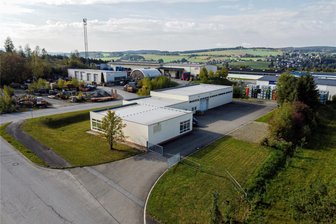 Nach Ärger um Grundstück: Spezialist für Masten zieht doch noch im Erzgebirge um - Mit diesem Gelände auf der anderen Seite der Straße von Elterlein in Richtung Scheibenberg hat die Firma Wellner und Höfer eine passende Alternative für ihre Außenstelle gefunden. Sogar schon mit Gebäude.