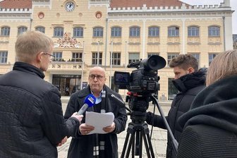 Nach AfD-Austritt: Stadtrat Forberg verlässt AfD-Fraktion - Frank-Frieder Forberg (2. v. l.) erklärt seinen Austritt aus der AfD auf dem Zwickauer Hauptmarkt.