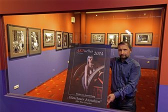 Nach Aktausstellung „Aktuelles in Glauchau“: Was passiert mit den Fotos von Models aus der Region? - Mirko Hummel zeigt den Kalender „Glauchauer Ansichten“, der parallel zur Schau im Kino entstanden ist.
