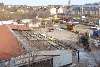 Nach Aldi-Schließung in Werdau: Warum die Baufirma nicht den kompletten Flachbau abreißt - Seit Anfang der Woche laufen die Abrissarbeiten des Aldi-Marktes an der Uferstraße in Werdau. An der Eröffnung des Neubaus voraussichtlich Ende August hält die Geschäftsleitung des Unternehmens fest.