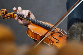Nach all dem Stress: Konzerte zum Jahreswechsel in Chemnitz - Die Welt für einen Moment draußen lassen: In vielen Kirchen und in der Stadthalle gibt es am Silvestertag Konzerte.
