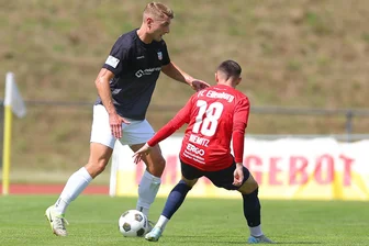 Nach „Altherrenfußball“ in Eilenburg: Kann der FSV Zwickau nicht gegen die Kleinen? - Zwickaus Lucas Albert (links) überragt Gegenspieler Marcus Niemitz. Doch gegen die „Kleinen“ tut sich der FSV offenbar schwer.