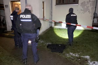 Nach Angriff auf 49-Jährigen – mutmaßlicher Täter springt aus Fenster in acht Meter Höhe - Die Polizei untersucht Spuren am Tatort an der Peterstraße.