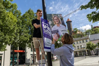 Nach Angriff auf Auerbacher CDU-Politiker: Gericht verhängt harte Strafe gegen aggressiven Störer - Justin Pammler (links) und Lenny Roth beim Aufhängen von Wahlplakaten. Am Abend des Männertages wurden die jungen Männer attackiert, geschubst und angepöbelt. Roth erstattete Anzeige gegen den 31-Jährigen - einen Mehrfachtäter.