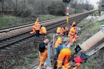 Nach Angriff auf Bahnanlagen: Strecke wieder frei - Am Dienstag hatte ein Reparaturtrupp der Deutschen Bahn die Arbeit an den beschädigten Anlagen in Geithain aufgenommen. 