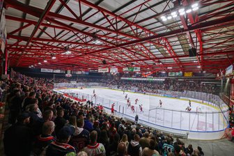 Nach Angriff auf Fanbus der Kassel Huskies in Crimmitschau: Polizei ermittelt wegen Landfriedensbruch - Nach einem Angriff auf den Fanbus der Kassel Huskies am Kunsteisstadion im Sahnpark ermittelt die Polizei auch wegen Landfriedensbruch.