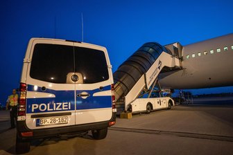 Nach Angriff auf Lokführer im Erzgebirge: Straffälliger Afghane abgeschoben - Am Donnerstag sind vom Leipziger Flughafen aus 20 Menschen nach Afghanistan mit einem Sonderflug abgeschoben worden.