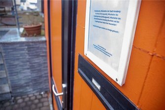 Nach Angriff auf Polizisten: Annaberger OB sieht Grenzen überschritten - An der Eingangstür hängt ein Zettel, auf dem Kontrolleuren Hausverbot erteilt wird. Für Oberbürgermeister Rolf Schmidt eine bewusste Provokation. 