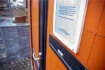 An der Eingangstür hängt ein Zettel, auf dem Kontrolleuren Hausverbot erteilt wird. Für Oberbürgermeister Rolf Schmidt eine bewusste Provokation. 