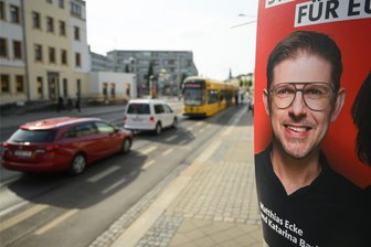 Nach Angriff auf SPD-Politiker in Dresden: 17-Jähriger stellt sich der Polizei - Der Tatort in Dresden: Ein Wahlplakat des sächsischen SPD-Spitzenkandidaten zur Europawahl, Matthias Ecke, an der Schandauer Straße im Stadtteil Striesen. Hier wurde der 41-Jährige am Freitagabend überfallen.
