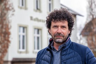 Nach Angriff auf Wohnung des Tatverdächtigen vom Bahnhof Flöha: „Es darf keine Selbstjustiz geben“ - Raik Schubert, Bürgermeister von Niederwiesa, verlangt nach Aufklärung des brutalen Übergriffs am Bahnhof Flöha, kritisiert aber auch Versuche der Selbstjustiz.